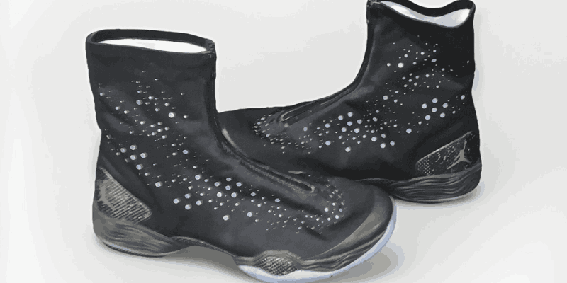 Người dùng mang thử giày Jordan XX8 trên sân bóng rổ để kiểm tra độ ôm chân